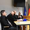 Kurz vor Prozessbeginn (von links): Der angeklagte Neurochirurg Bahram Hashemi, die Verteidiger Sylvester Kraemer und Björn Bilidt sowie ...