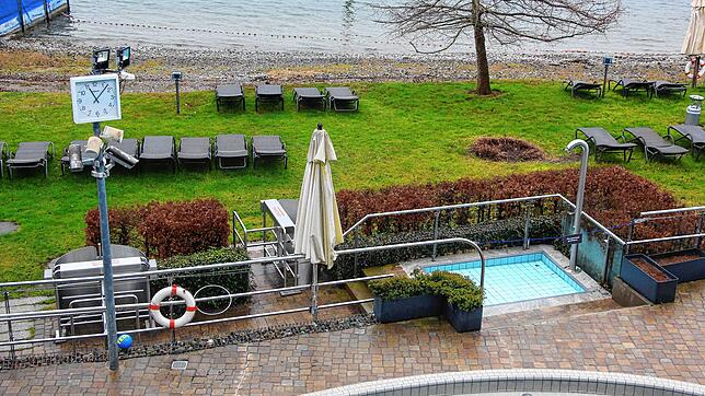 Die Bodensee-Therme Überlingen hat einen naturbelassenen Zugang zum Bodensee, der aber nicht barrierefrei ist. Eine bauliche Erweiterung ...
