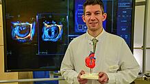 Ein Kardiologe mit Herz. Professor Sebastian Ewen, mit einem Herzmuskelmodell, ist seit Januar neuer ärztlicher Leiter der Kardiologie ...