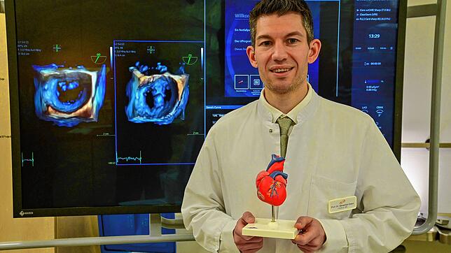Ein Kardiologe mit Herz. Professor Sebastian Ewen, mit einem Herzmuskelmodell, ist seit Januar neuer ärztlicher Leiter der Kardiologie ...
