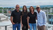 Fredi Haja (von links), seine Tochter Melissa, seine Frau Tanja und Innendesigner Israr Eltahmash stehen auf der großen Terrasse des ...