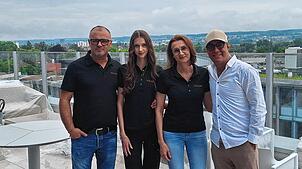 Fredi Haja (von links), seine Tochter Melissa, seine Frau Tanja und Innendesigner Israr Eltahmash stehen auf der großen Terrasse des ...