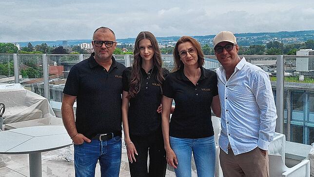 Fredi Haja (von links), seine Tochter Melissa, seine Frau Tanja und Innendesigner Israr Eltahmash stehen auf der großen Terrasse des ...