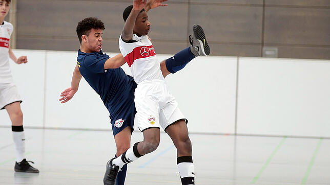 Beim Eichbergcup in Blumberg kämpfen die U15-Junioren um jeden Ball. Hier eine Szene im Spiel RB Leipzig gegen den VfB Stuttgart im ...