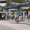 Einer der zentralen Haltepunkte für die meisten Stadtverkehrslinien in Friedrichshafen ist der Hafenbahnhof.