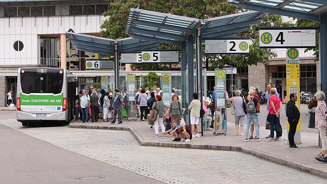 Einer der zentralen Haltepunkte für die meisten Stadtverkehrslinien in Friedrichshafen ist der Hafenbahnhof.