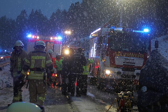 Bild 4: BMW und Transporter krachen bei Marbach frontal zusammen &ndash; zwei Schwerverletzte