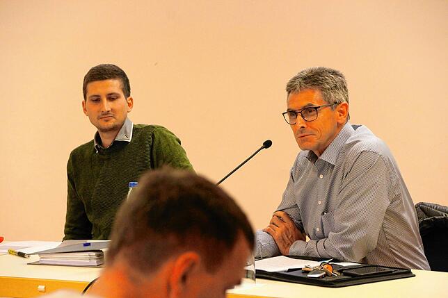 Ralf Mülhaupt (rechts) und Patrick Mülhaupt vom Büro Tillig Dogern erläuterten in der Gemeinderatssitzung das Struktur-Gutachten zur ...