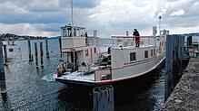 Die historische Fähre läuft in ihren alten Hafen ein, den sie vor 25 Jahren zur Restaurierung verlassen hatte.