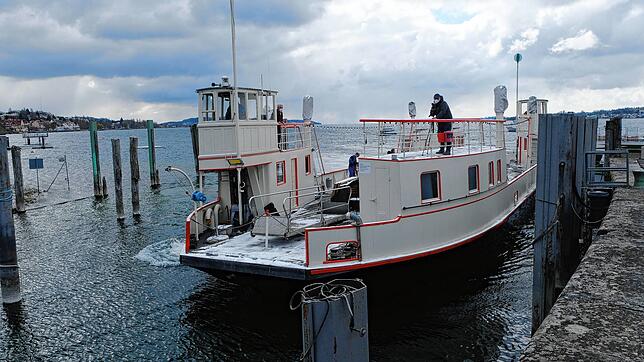 Die historische Fähre läuft in ihren alten Hafen ein, den sie vor 25 Jahren zur Restaurierung verlassen hatte.