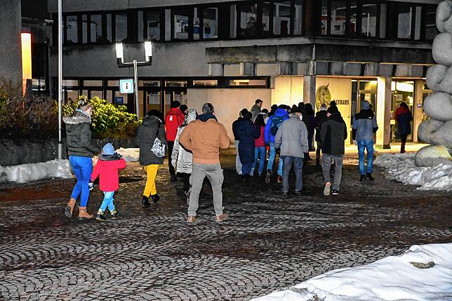 Etwa 40 Teilnehmer des Protestmarsches vor dem Rathaus.