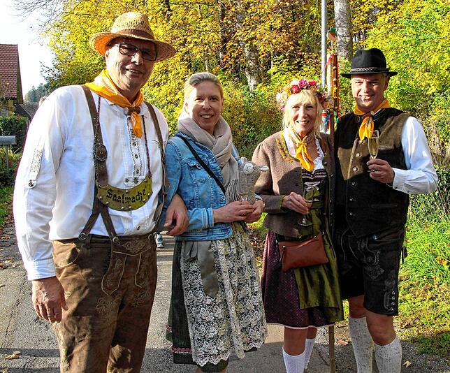 Bild 10: Dirndl und Lederhosen bestimmten das Bild beim Bräunlinger Almabtrieb