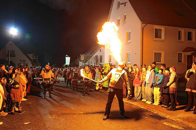Bild 2: Nachtumzug in Pfaffenweiler (2/2)