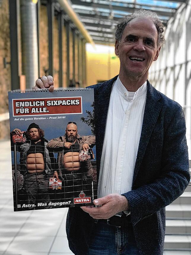 Die neue Ausstellung im Uhrenindustriemuseum soll auch Spaß machen: Hier zeigt Museumsleiter Michael Hütt eines der Exponate, einen ...