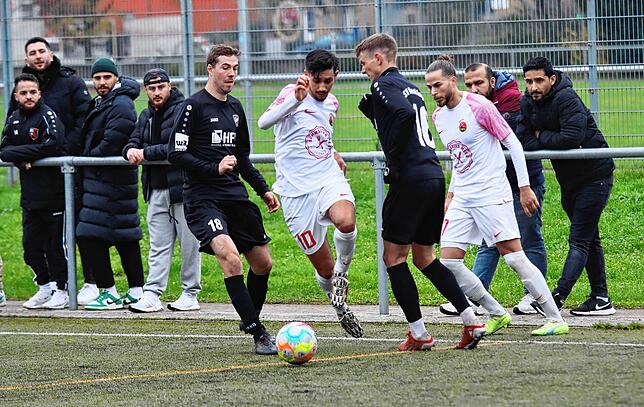 Singens Furkan Kirmaci (Bildmitte) im Duell mit Marc Reichle (links) und Manuel Oberdorefer (rechts). Im Hintergrund beobachtet Volkan ...