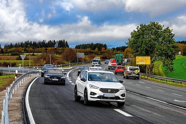 Blick Richtung Villingen um die Mittagszeit: Der Verkehr aus dem Brigachtal gleitet von der Einfädelspur links auf die B33.
