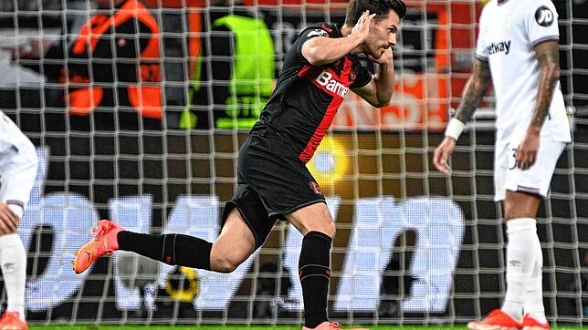 Leverkusens Jonas Hofmann jubelt über sein Tor zum 1:0.