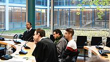 Vor Beginn der Prozesses: Die beiden Verteidiger Matthias Biskupek (hinten) und Michael Buschin (vorne) mit einem der Angeklagten ...