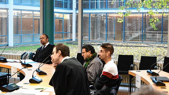 Vor Beginn der Prozesses: Die beiden Verteidiger Matthias Biskupek (hinten) und Michael Buschin (vorne) mit einem der Angeklagten ...