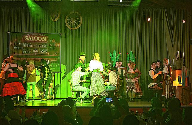 Bild 7: Närrischer Spaß in der Ritterburg: So erlebten die Besucher den Bunten Abend in Weilheim