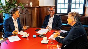 Stephan Freißmann (links) und Markus Schmitz (rechts) im Gespräch mit Oberbürgermeister Jürgen Roth.