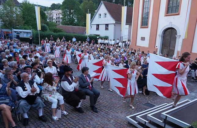 Beim Heimatabend hatte das Brauchtum seinen großen Auftritt, hier die Fahnenschwingerinnen.