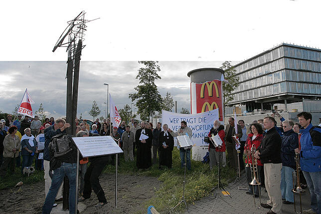 Das Kreuz der Arbeitslosen bei einem Ausflug nach Konstanz, wo damals der Pharmakonzern Nycomed Massenentlassungen ankündigte.