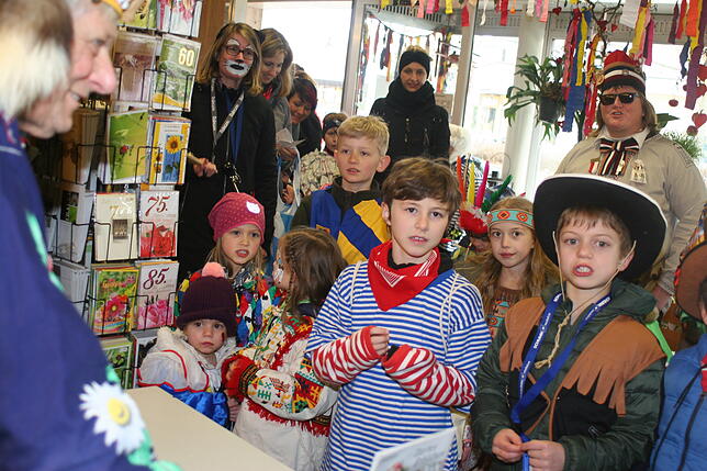Die Kinder genießen immer am Fasnetfreitag nach dem Kindernarrenbaumstellen auf dem Rathausplatz das Heischen in den Geschäften. Hier ...