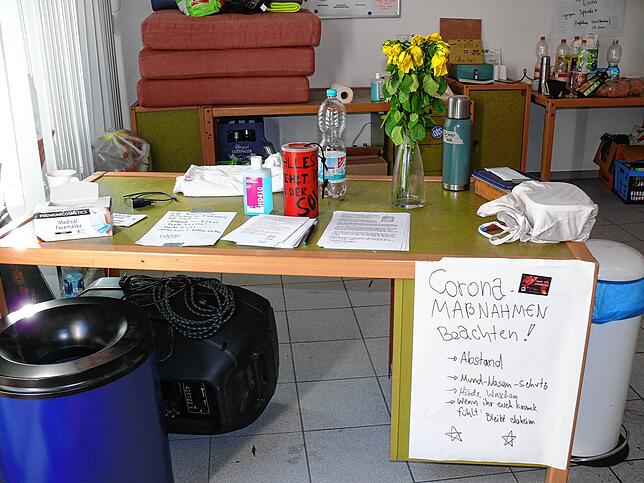 Die Hausbesetzer haben das Erdgeschoss der Markgrafenstraße 10 schon wohnlich gestaltet. Hier sollen ein Infoladen und ein Cafe für alle ...