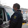Ein Bundespolizist der Bundespolizeiinspektion Konstanz prüft die Angaben eines Fahrers mit schweizerischem Kennzeichen. (Symbolbild)