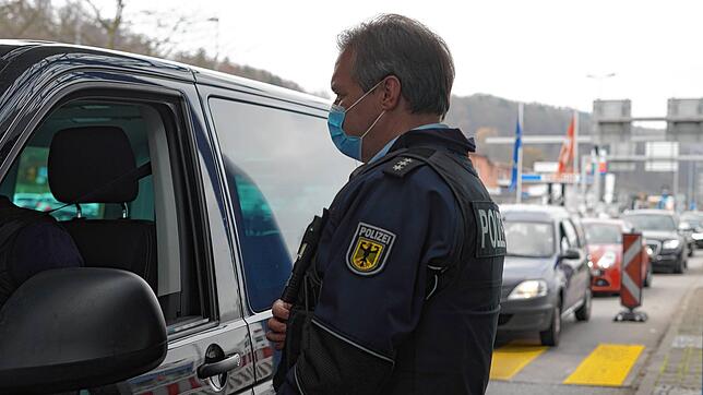 Ein Bundespolizist der Bundespolizeiinspektion Konstanz prüft die Angaben eines Fahrers mit schweizerischem Kennzeichen. (Symbolbild)