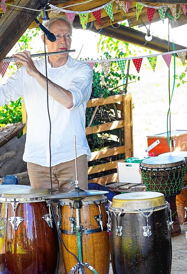 Sigi Suhr ist Musiker und gibt Trommel-Workshops in Freiburg. Noch heute ärgert er sich über die Verantwortlichen in Schaffhausen und ...
