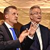 Thorsten Frei und Mathias Herr beobachten die Auszählung im Schwarzwald-Baar-Kreis.