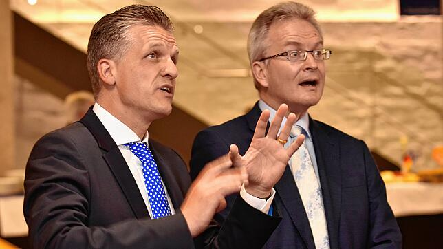 Thorsten Frei und Mathias Herr beobachten die Auszählung im Schwarzwald-Baar-Kreis.
