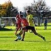 Der SV Aasen (Moritz Bruch, am Ball) hat sich auch nur mit zehn Mann gegen den SV Hölzlebruck (Leandro  da Sousa Silva) mit 3:0 ...