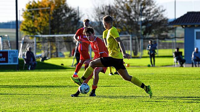 Der SV Aasen (Moritz Bruch, am Ball) hat sich auch nur mit zehn Mann gegen den SV Hölzlebruck (Leandro  da Sousa Silva) mit 3:0 ...