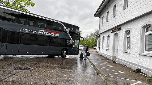 Umsteigen am Bahnhof Lauchringen, vom Ersatzbus in die Regionalbahn.