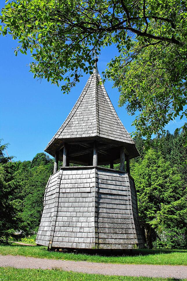 Die alte Spitze des Hochkopfturmes ist ein historisches Denkmal und steht im Neuen Kurpark in Todtmoos.
