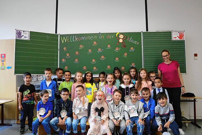 Klasse 1b, Affen: Die Erstklässler mit Klassenlehrerin Isabelle Sorg.