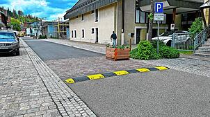 Die von der Stadt angebrachten Schwellen sollen den Verkehr verlangsamen, machen beim Drüberfahren augenscheinlich aber ordentlich Lärm. ...
