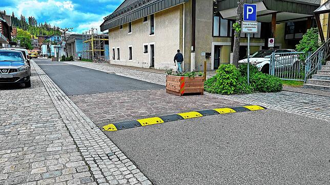 Die von der Stadt angebrachten Schwellen sollen den Verkehr verlangsamen, machen beim Drüberfahren augenscheinlich aber ordentlich Lärm. ...