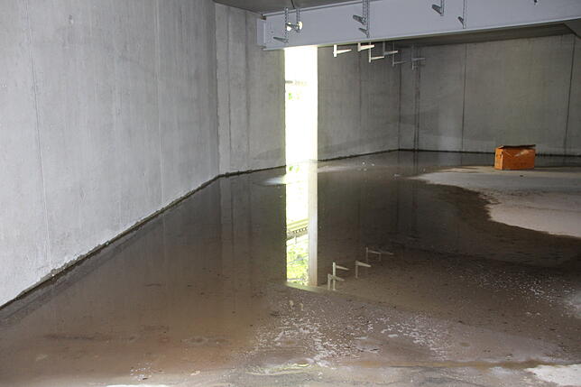 Vom schweren Unwetter zeugt nur noch etwas Wasser auf dem zukünftigen Parkdeck.