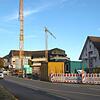 Durch den Bau des Ärzte- und Apothekenhauses verzögerte sich die Sanierung des Rathausbereiches und der Hauptstraße.
