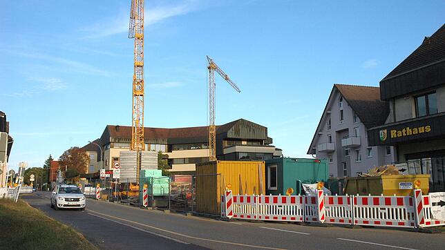 Durch den Bau des Ärzte- und Apothekenhauses verzögerte sich die Sanierung des Rathausbereiches und der Hauptstraße.
