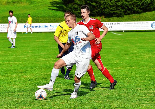 Hattrick: Beim 5:1-Erfolg des FC Erzingen in Jestetten füllte Shaban Limani (hier auf dem Archivbild gegen Weilheims Michael Emmerich) ...