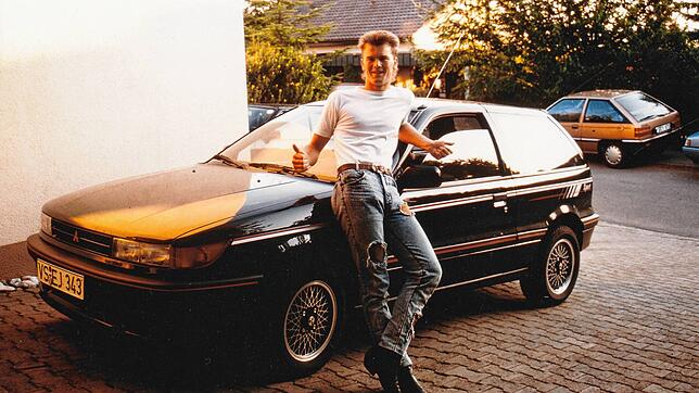 Daumen hoch für den allerersten eigenen Wagen: Jürgen Erndle aus Donaueschingen und sein Mitsubishi Colt.