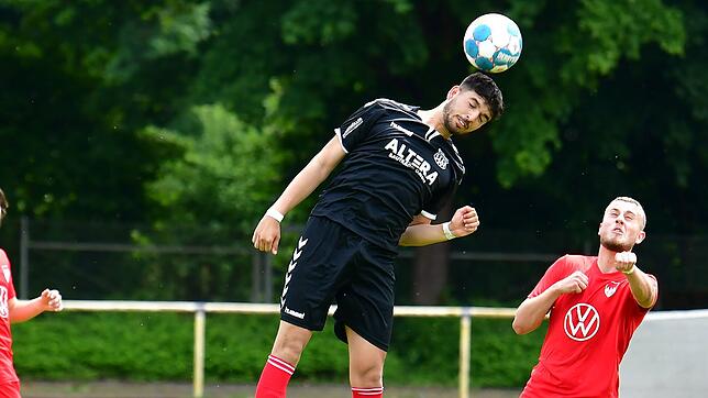 Zweifacher Torschütze: Amin El-Ghazi (Mitte, im Spiel beim FC Tiengen 08) von der U23 des FV Lörrach-Brombach hat das Kellerduell der ...