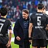 Beim 1:2 in Freiburg: Mit seinen Kickern war VfB-Trainer Bruno Labbadia zufrieden, gar nicht dagegen mit dem Videoassistenten.