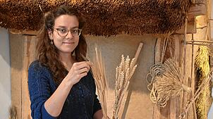 Archäologin Nuria Schäfer vor der Nachbildung eines Hauses aus der Jungsteinzeit im Hegau-Museum.