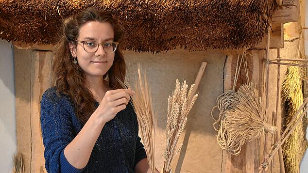 Archäologin Nuria Schäfer vor der Nachbildung eines Hauses aus der Jungsteinzeit im Hegau-Museum.